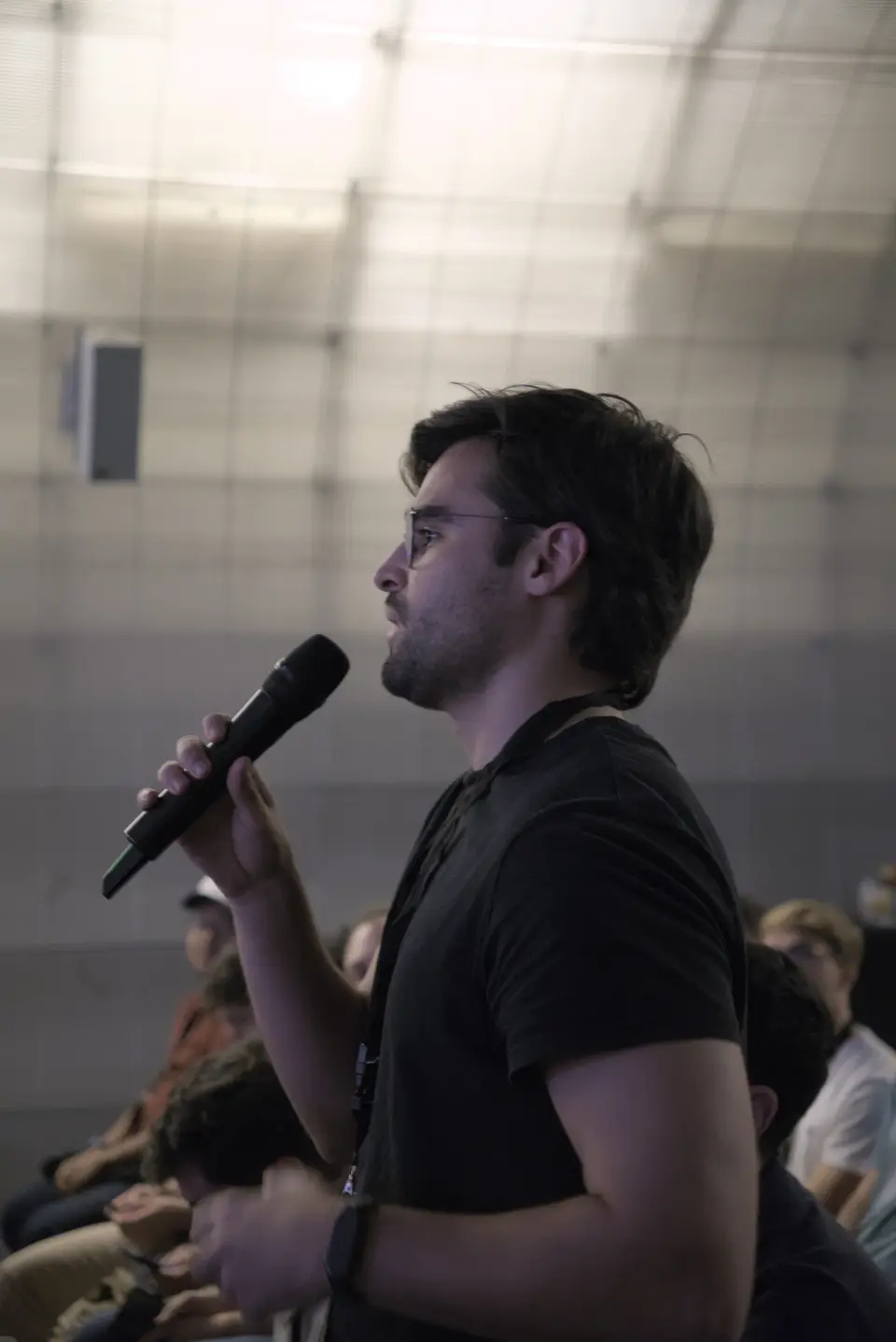 Javier Rodeiro hablando con un micrófono en un evento
