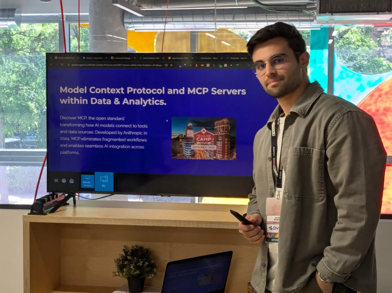 Javier Rodeiro beside the screen showing his MCP talk at MeasureCamp Madrid 2025