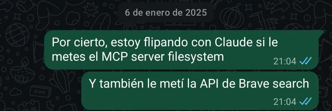 Mensajes de WhatsApp del 6 de enero de 2025: «Por cierto, estoy flipando con Claude si le metes el MCP server filesystem» y «Y también le metí la API de Brave search».